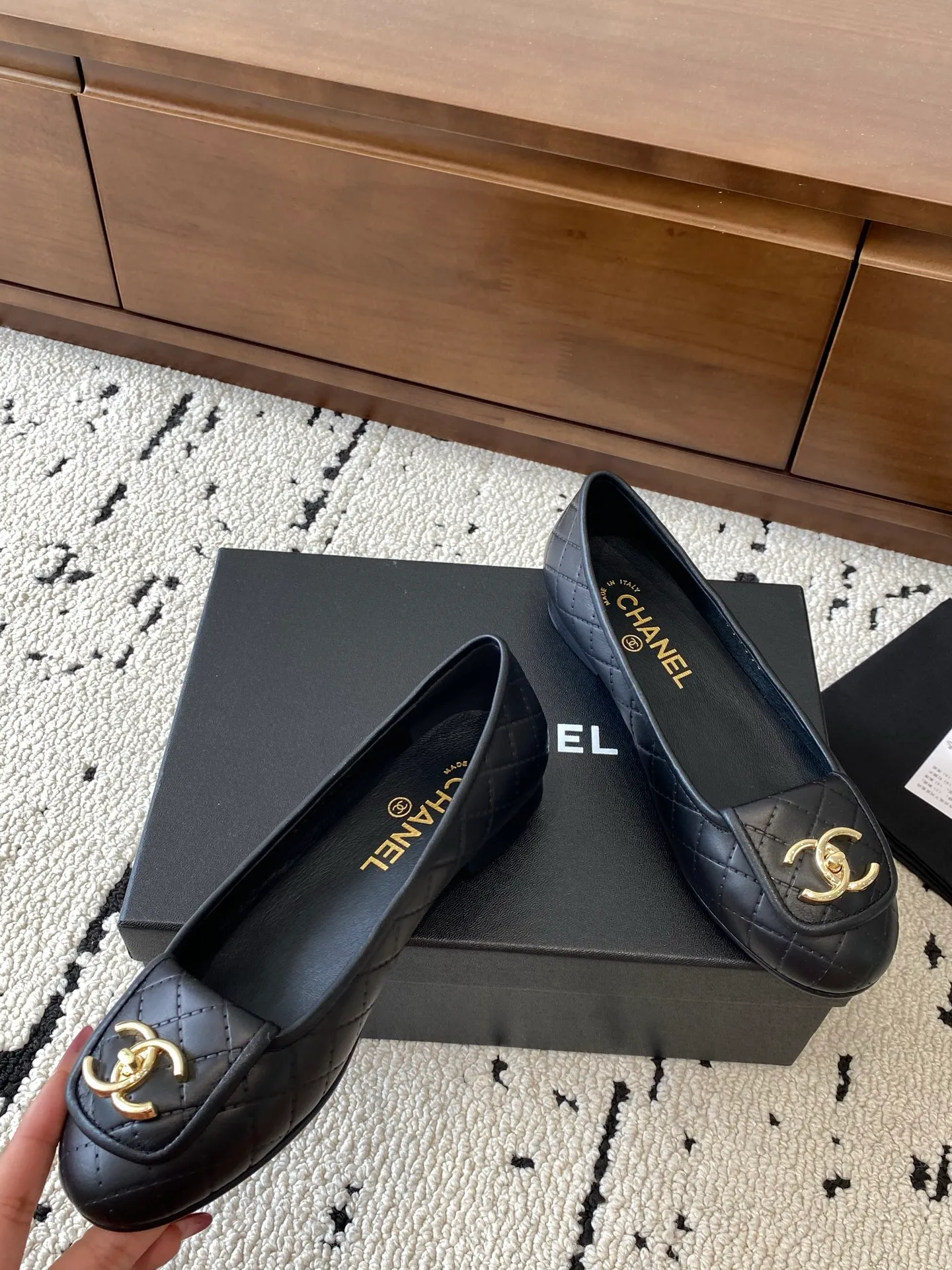 👟👟Ex-factory price 580👟👟 🍀CHANEL2025 new autumn and winter style, Mary Jane leather Chanel Xiaoxiang C home flat shoes Comfortable Mary Jane shoes Catwalk haute couture customization, simple yet sweet and playful Solid color fabric is refreshing and easy to wear Buckle design shoes are more heeling Upper: Customized sheepskin Inner foot pad: sheepskin Sole: Italian genuine leather sole Code number: 35-40 (40 customized items are non-refundable) 👉 👉